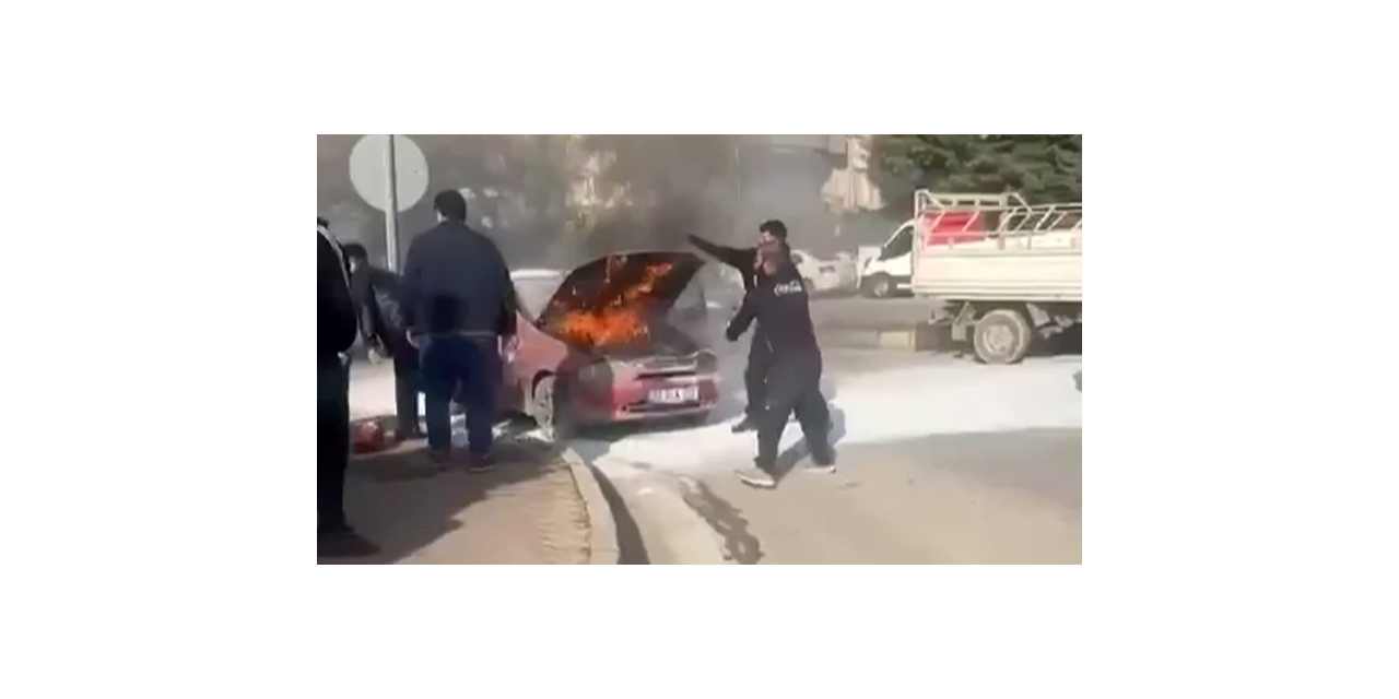 Seyir Halindeyken Yanan Otomobili Çevredeki Vatandaşlar Söndürdü