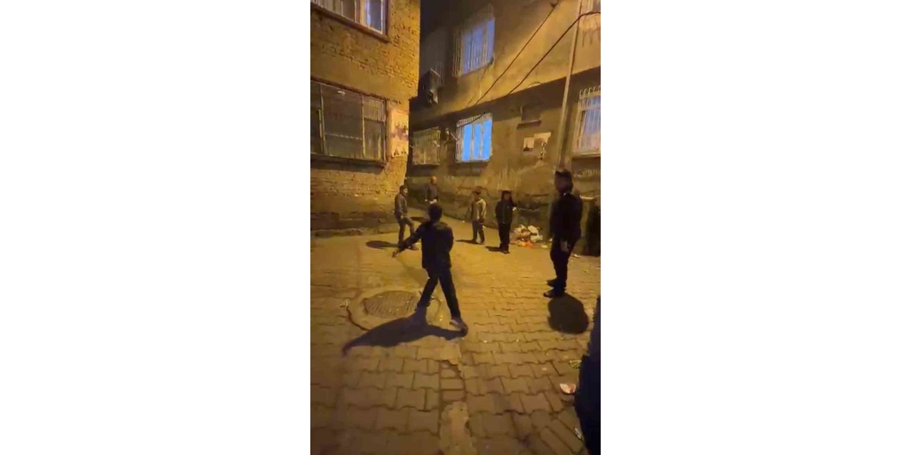 Hendek Ve Çatışmalarla Gündeme Gelen Sur’da Polis Ve Çocuklar Gece Saatlerinde Top Oynadı