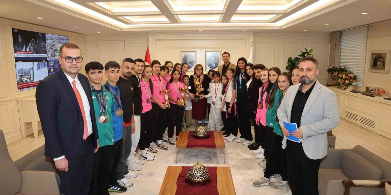 Gaziantep’in Şampiyonları, Şahin İle Bir Araya Geldi