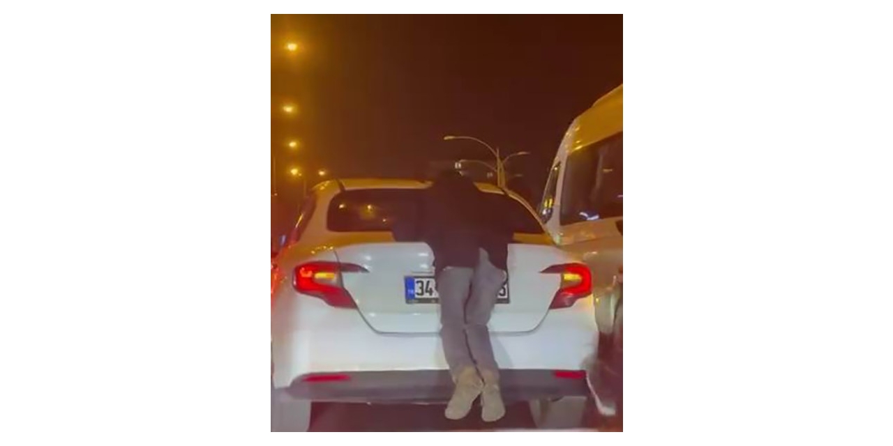 Otomobilin Arkasına Tutundu, Hem Kendini Hem Trafiği Tehlikeye Attı