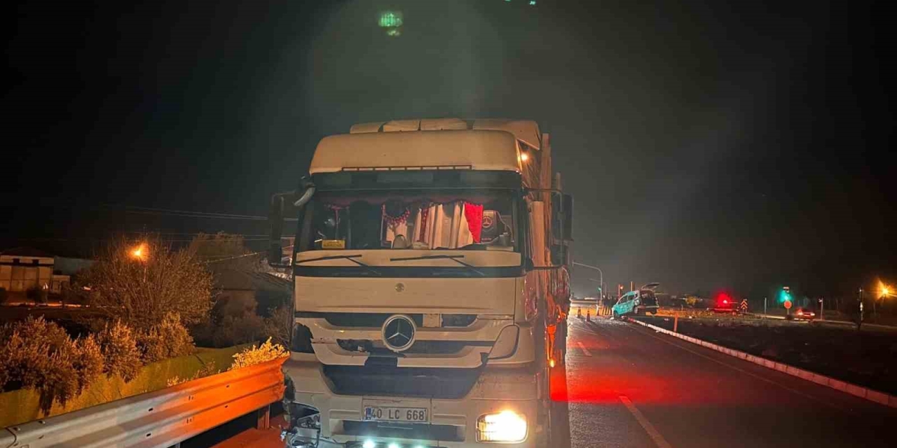 Gaziantep’te Hafif Ticari Araç İle Tır Çarpıştı: 2’si Çocuk 3 Yaralı