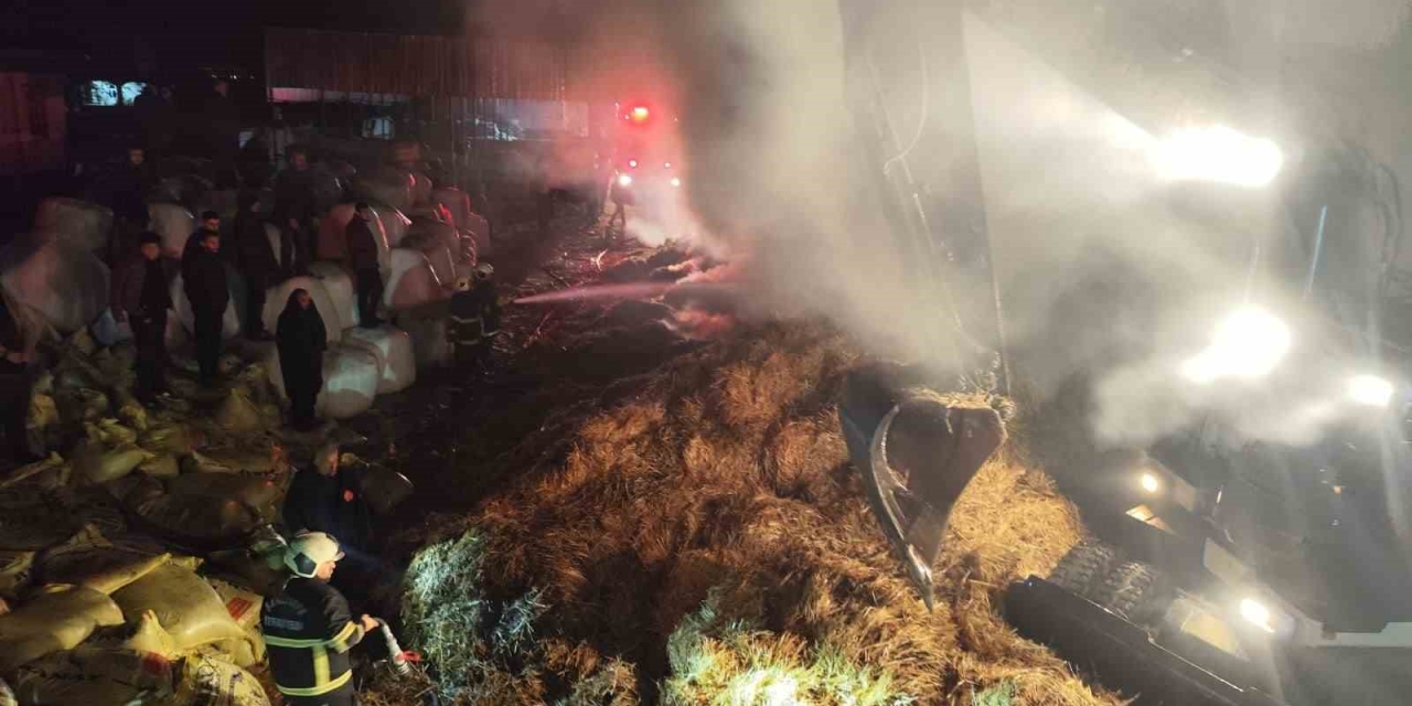 Samanlıkta Çıkan Yangın Bitişikteki Ağıla Sıçramadan Söndürüldü