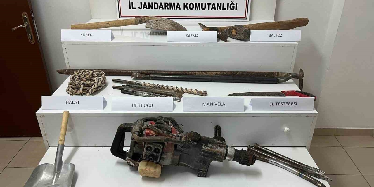 Gaziantep’te Kaçak Kazı Yapan 4 Şahsı Jandarma Suçüstü Yakaladı