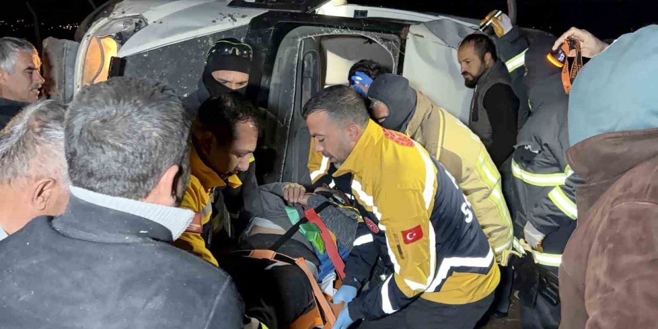 Adıyaman’da Minibüs Takla Atarak Devrildi: 4 Yaralı