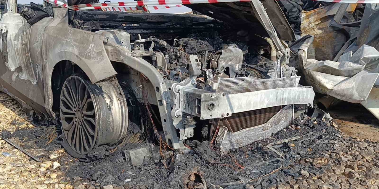 Şanlıurfa’da İnşaat Şantiyesinde Otomobiller Alev Alev Yandı