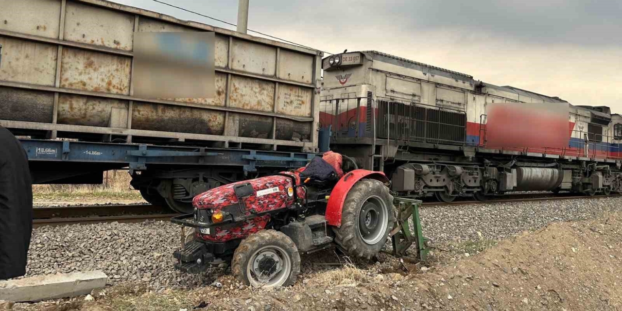 Adıyaman’da Raylardan Geçmeye Çalışan Traktöre Tren Çarptı: 1 Yaralı