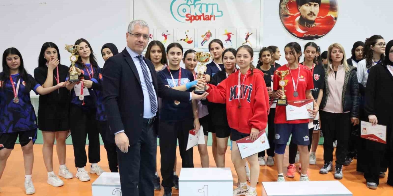 Malatya’da Badminton Ve Futsal İl Şampiyonları Kupalarını Aldı