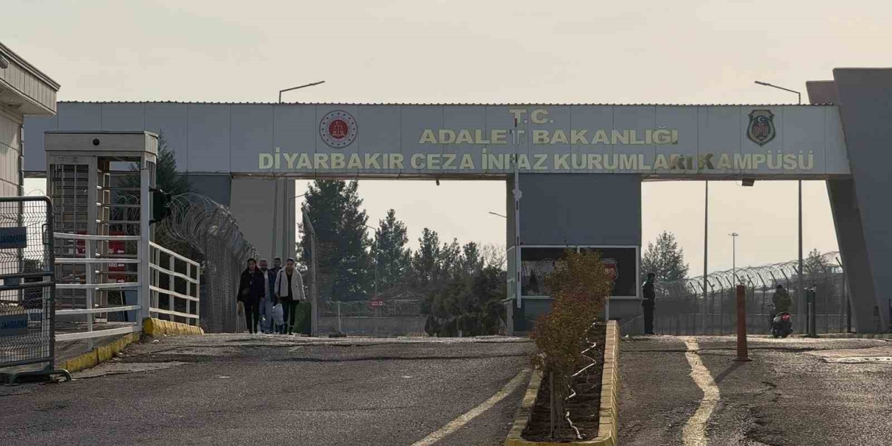 Diyarbakır’da 11’inci Yargı Paketi Heyecanı: Aileler Cezaevi Önünde Toplandı