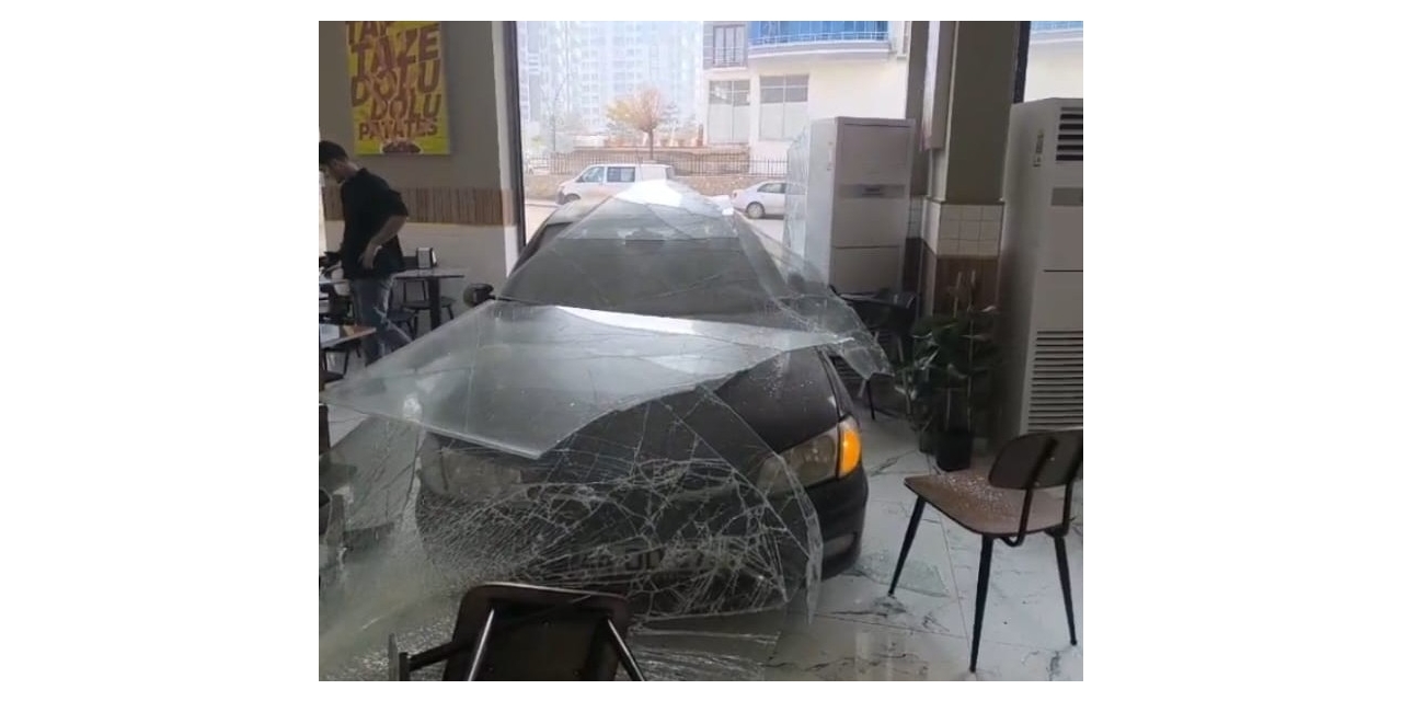 Kontrolden Çıkan Araç Dönerciye Girdi