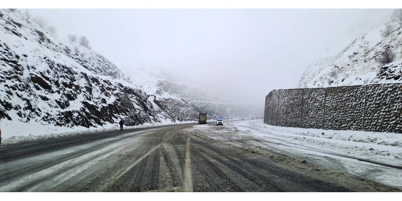 Diyarbakır’da Kar Yağışı Etkili Oldu, Bazı Araçlar Yolda Kaldı