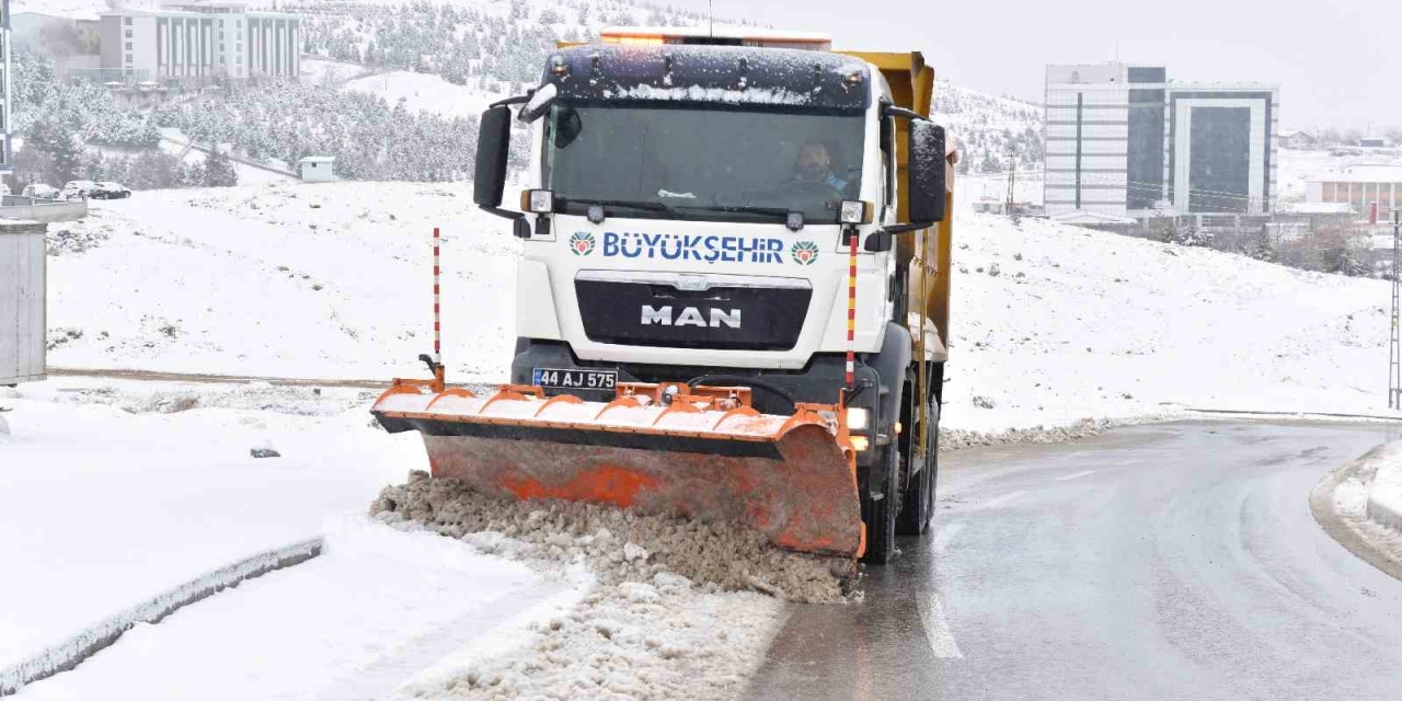 Malatya Büyükşehir Belediyesi’nden Yoğun Kar Mesaisi