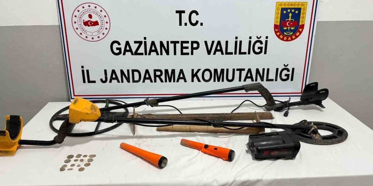 Gaziantep’te Kaçak Kazı Yapan 2 Şahıs Suçüstü Yakalandı: 15 Adet Tarihi Sikke Ele Geçirildi