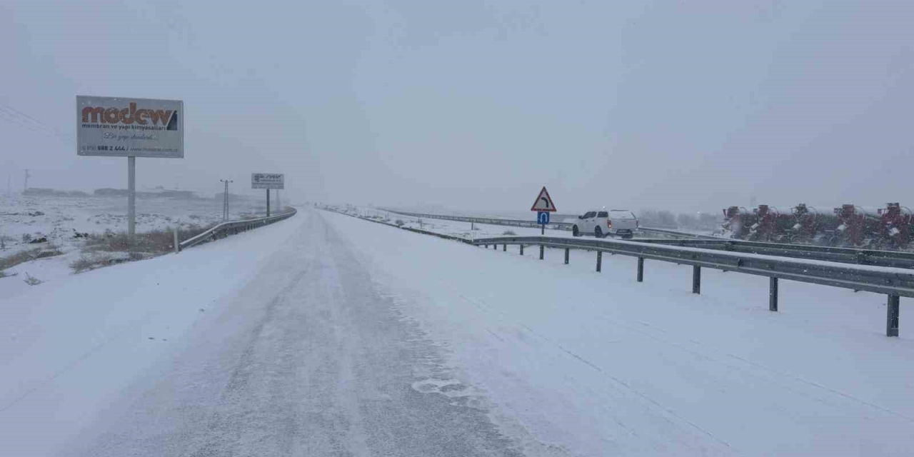 Diyarbakır - Siverek Yolunda Kar Yağışı Ulaşımı Olumsuz Etkiledi