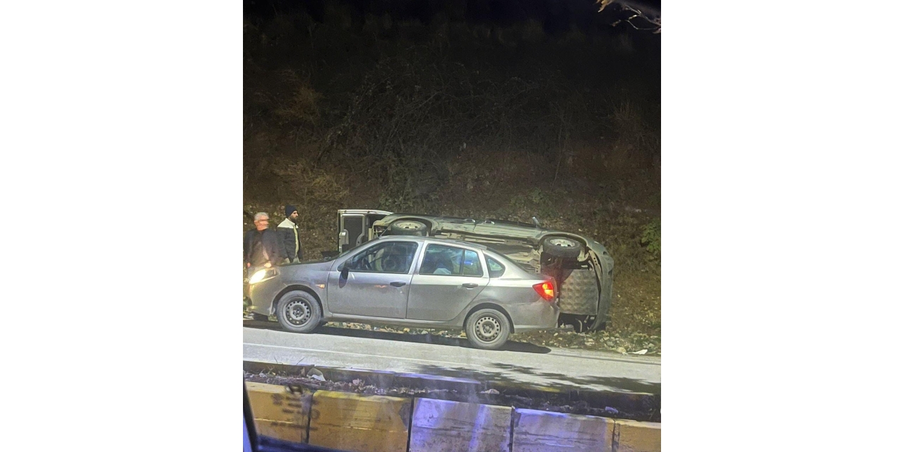 Kayganlaşan Yolda Otomobil Devrildi
