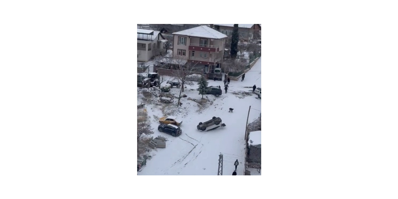 Kayan Araç Park Halindeki Aracı Devirdi: O Anlar Kamerada