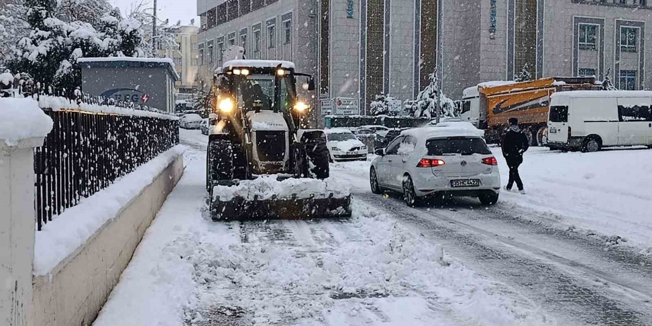 Haliliye Belediyesi Ekiplerinden Karla Yoğun Mücadelede