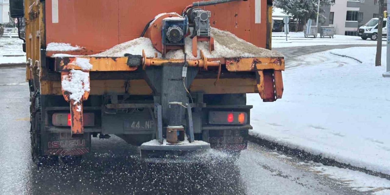 Battalgazi’de Karla Mücadele Aralıksız Sürüyor