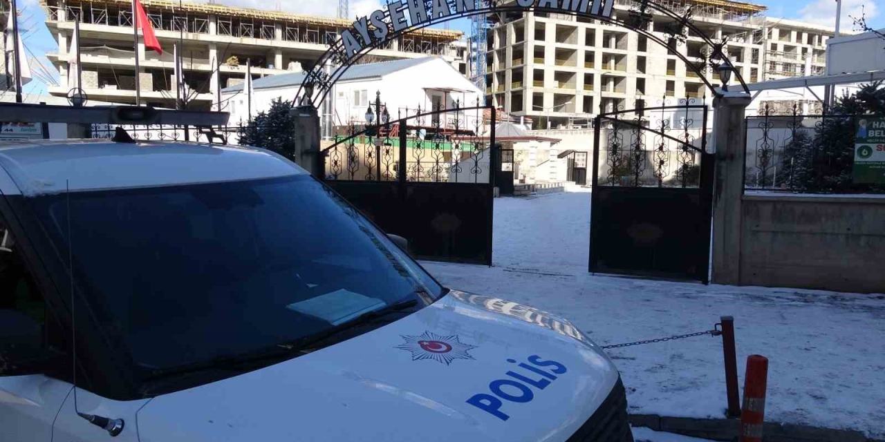 Malatya’da Cami Tuvaletinde Baygın Bulunan Genç Hastaneye Kaldırıldı