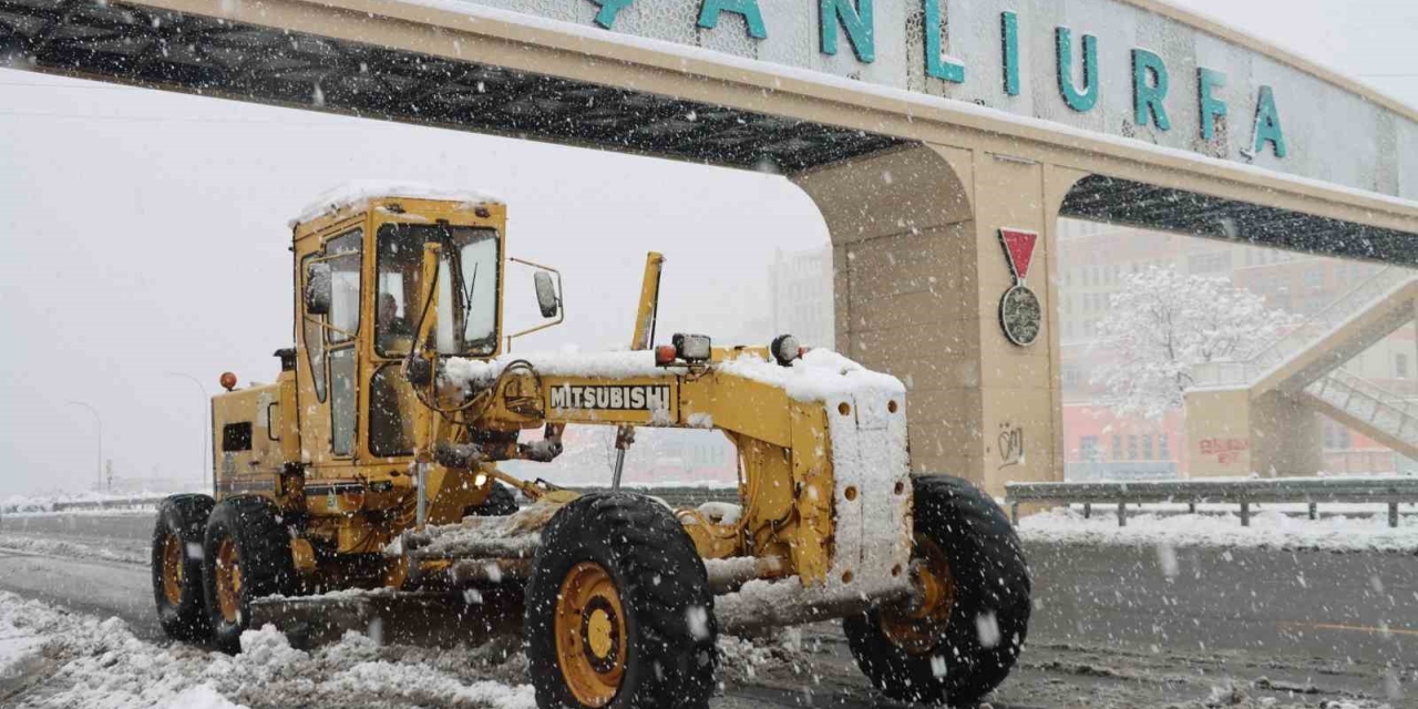 Büyükşehir Belediyesi 235 Ekiple Karla Mücadeleyi Sürdürdü