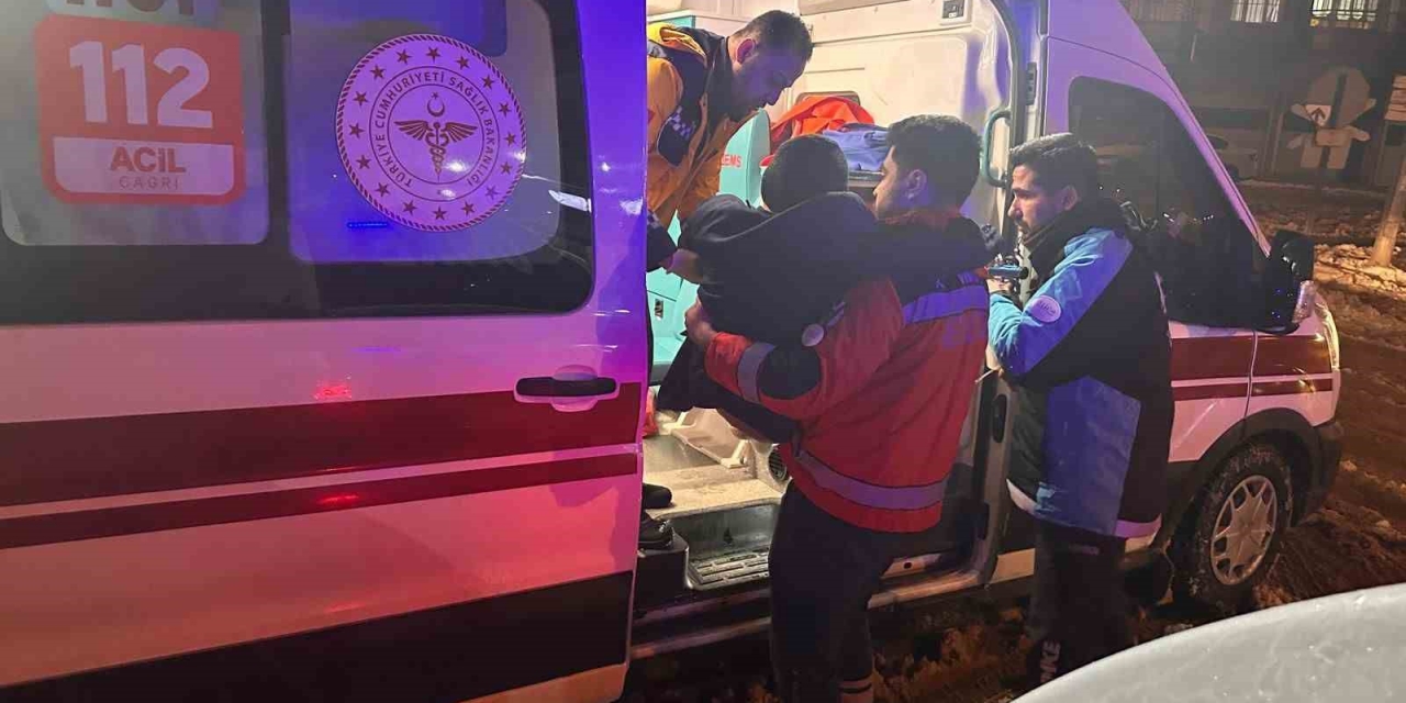 Sağlık Ekipleri Karlı Yolda Zamanla Yarışarak Hastaya Ulaştı