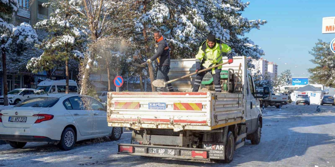 Kar Ve Buzlanmaya Karşı Kaldırım Temizliği
