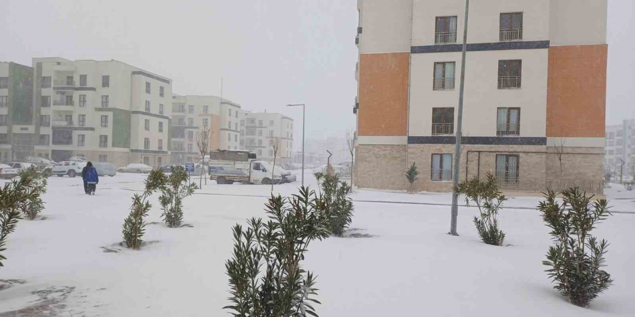 Araban Ovası’na Kar Yağışı Çiftçilerin Yüzlerini Güldürdü