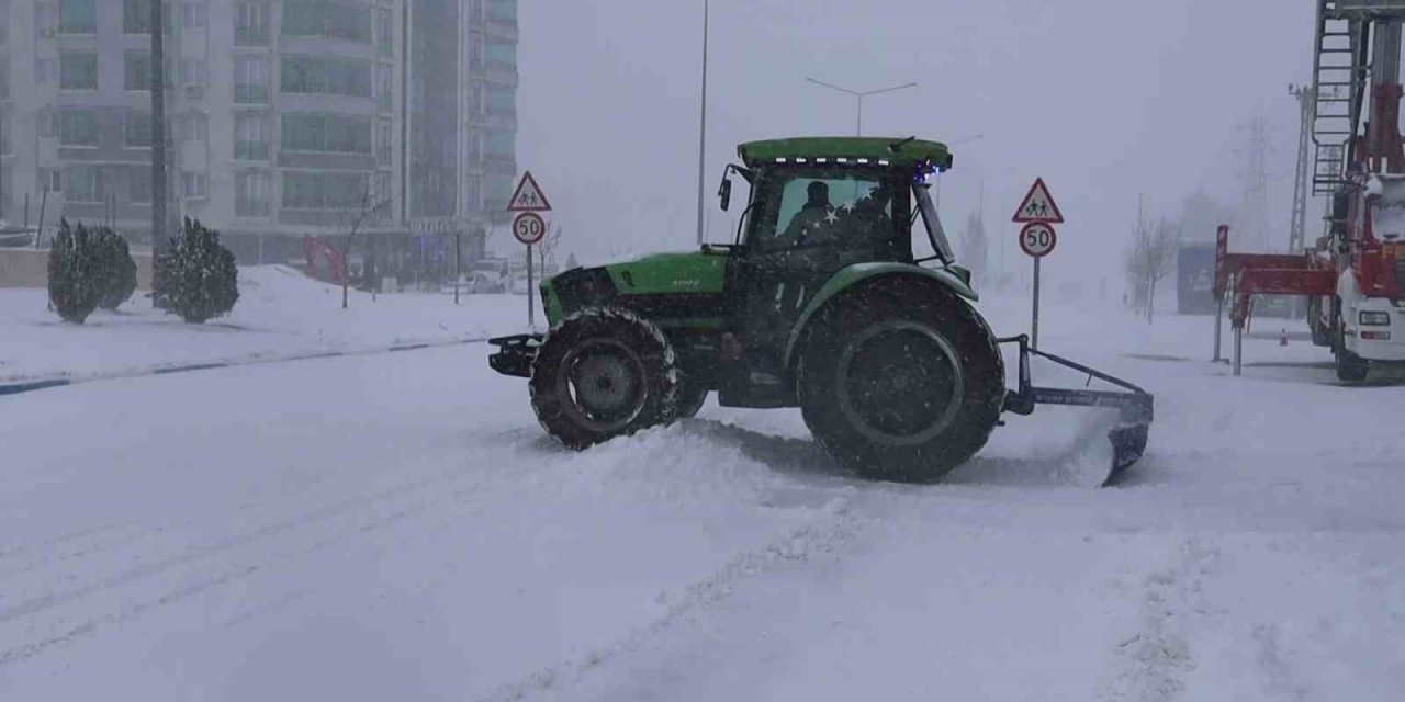 Besni’de Yoğun Kar Yağışı Hayatı Olumsuz Etkiledi
