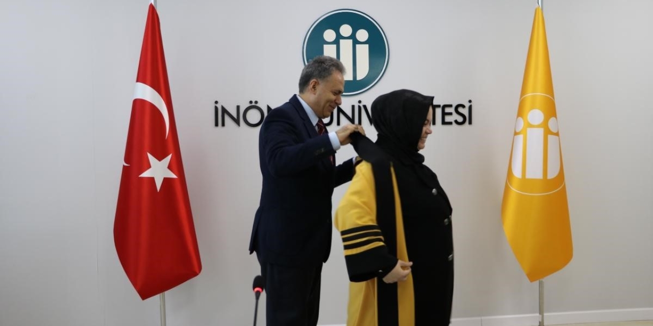 Rektör Akpolat Unvanda Yükselen Akademisyenlere Cübbelerini Giydirdi