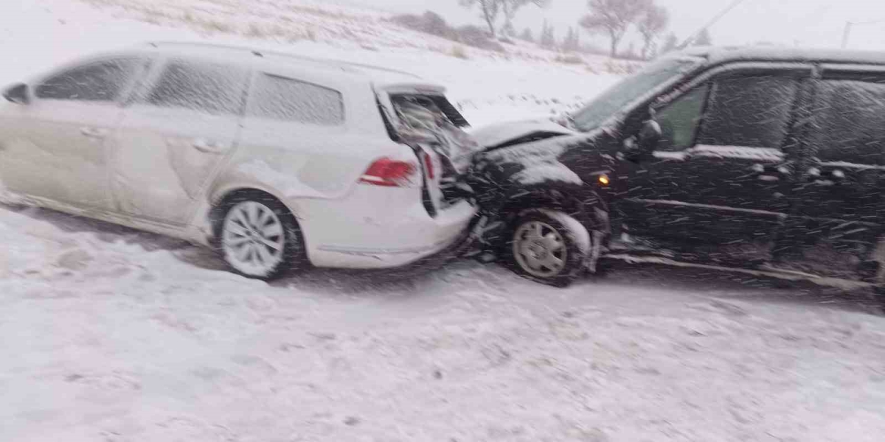 Karlı Yolda Araçlar Çarpıştı: 1 Yaralı