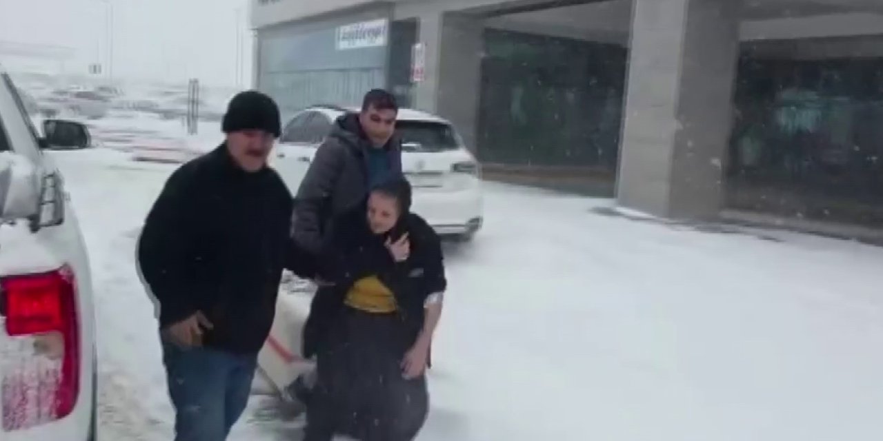 Ambulansla Karda Mahsur Kalan Hastayı Belediye Ekipleri Kurtardı