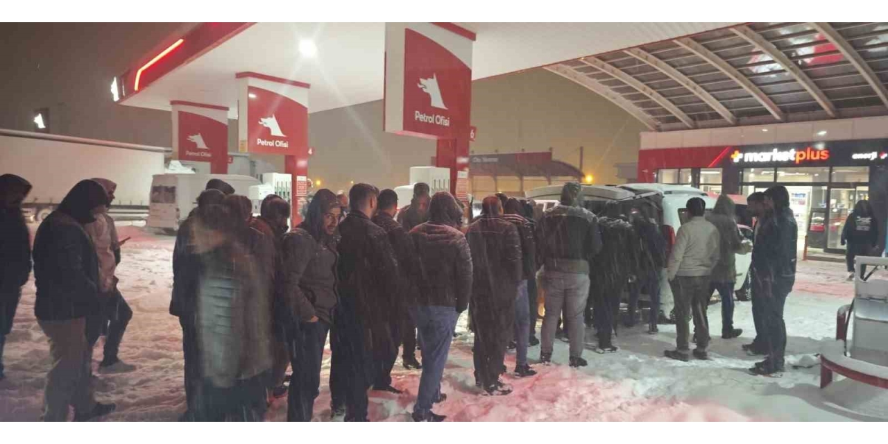 Diyarbakır’da Karda Mahsur Kalanlara Sıcak Çorba Desteği