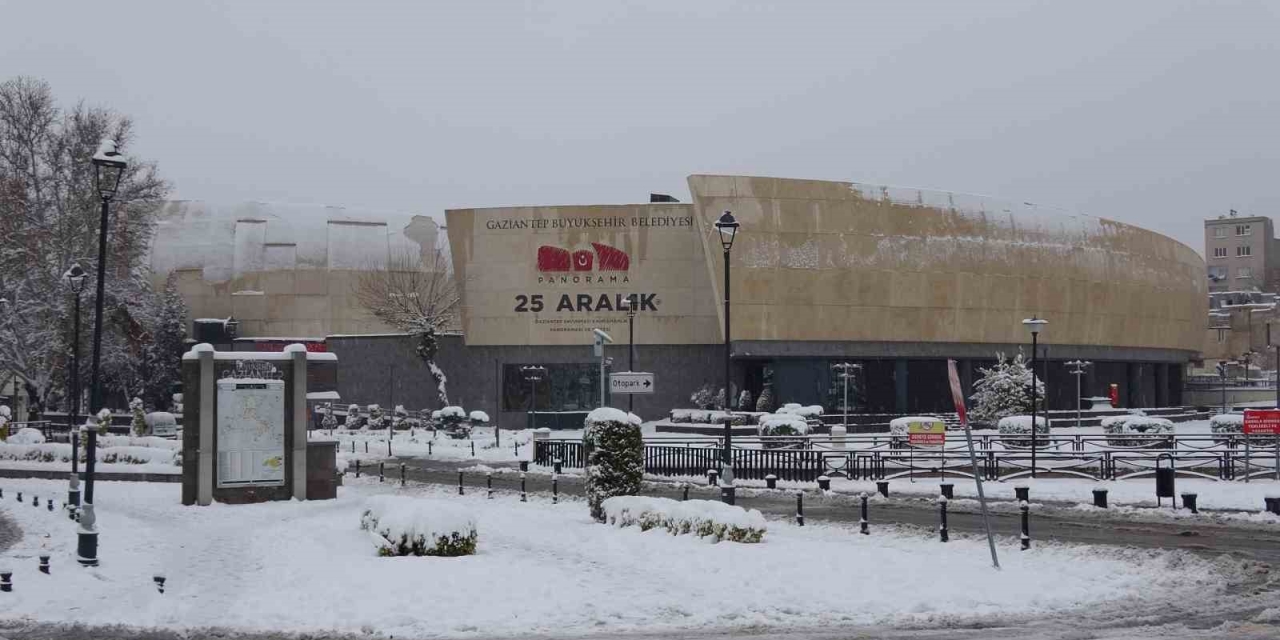 Gaziantep’te Kar Yağışı Sonrası Yollar Boş Kaldı