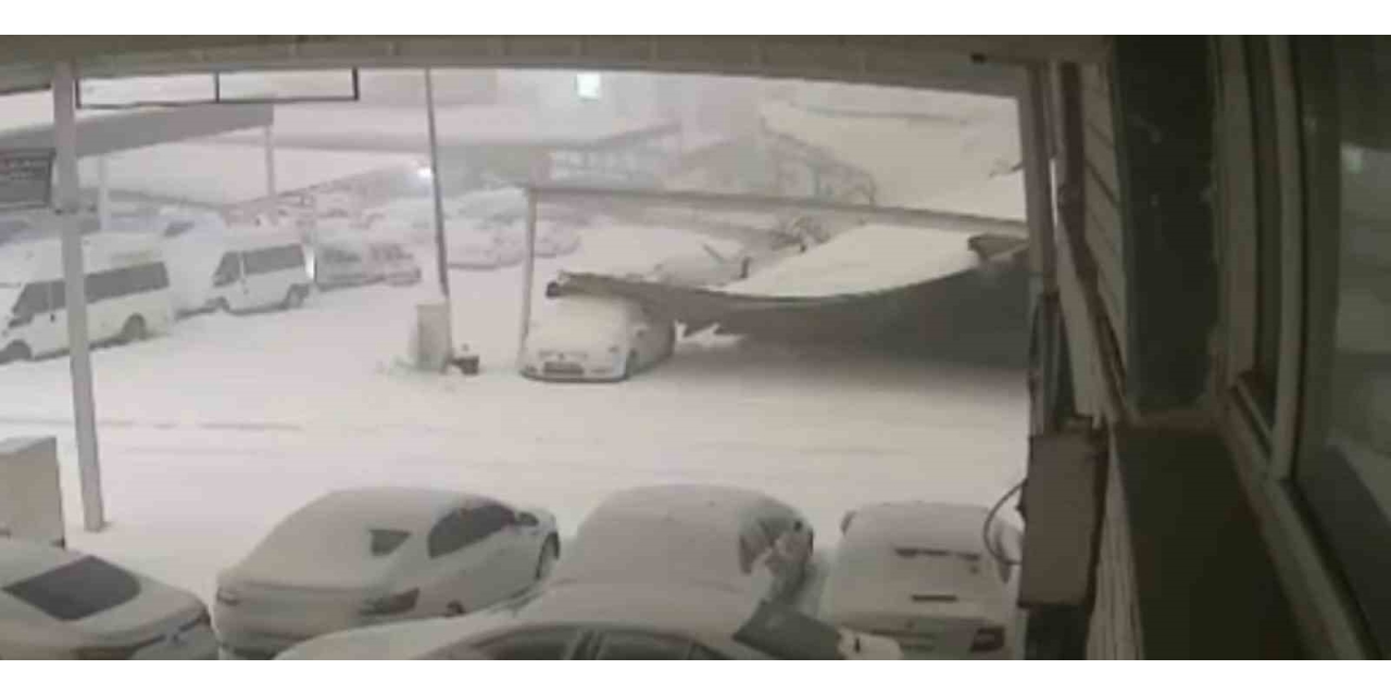 Kar Ağırlığına Dayanamayan Sundurmanın Araçların Üzerine Çöktüğü Anlar Kamerada
