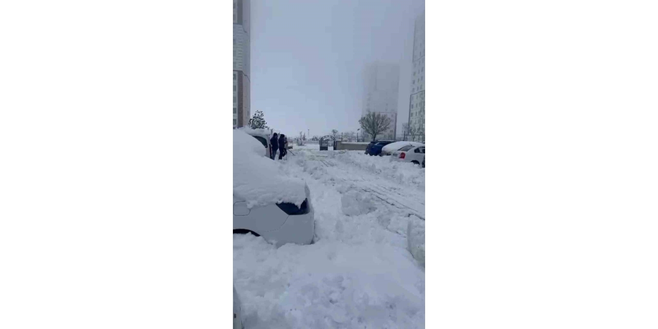 Diyarbakır’da Kar Esareti: Site Sakinleri Kiraladıkları Kepçeyle Yollarını Açtı