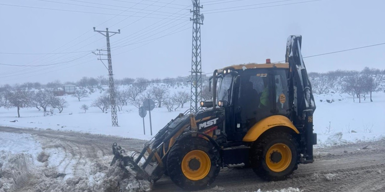 Gaziantep Büyükşehir’den Köy Yollarında Yoğun Karla Mücadele