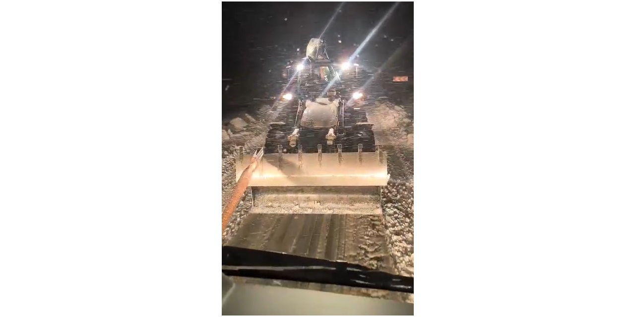 Karlı Yolda Mahsur Kalan Tır, İş Makinesiyle Kurtarıldı