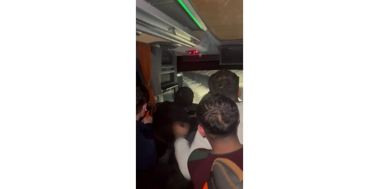 Diyarbakır’da Yolcu Otobüsünün Devrilme Anı Kameralara Yansıdı