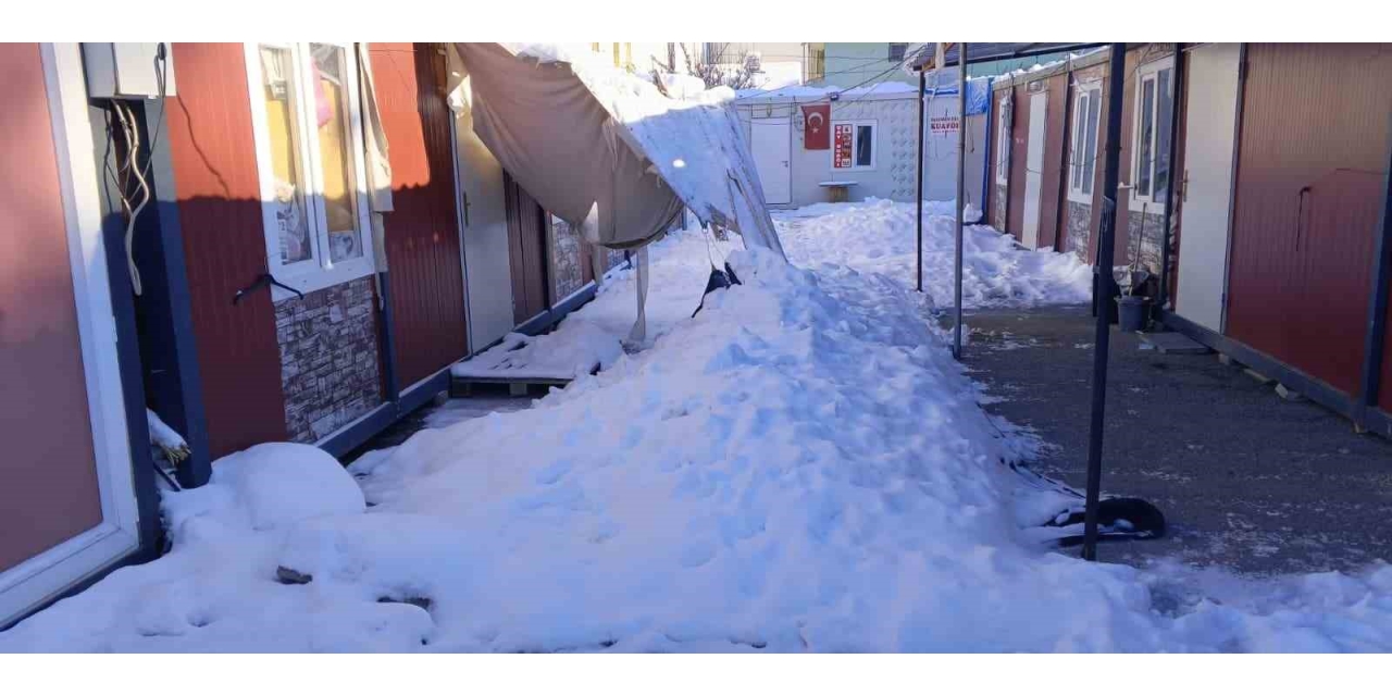 Gölgelikler Kar Ağırlığına Dayanamadı