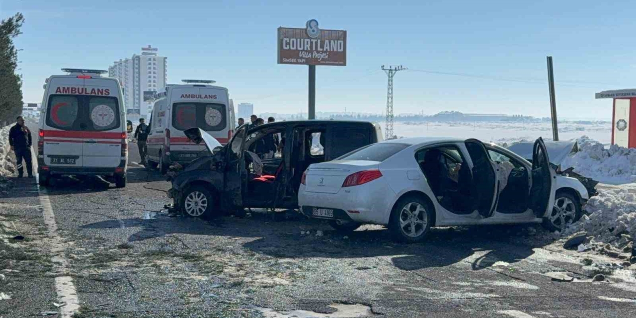 Otomobil İle Hafif Ticari Araç Çarpıştı: 12 Yaralı