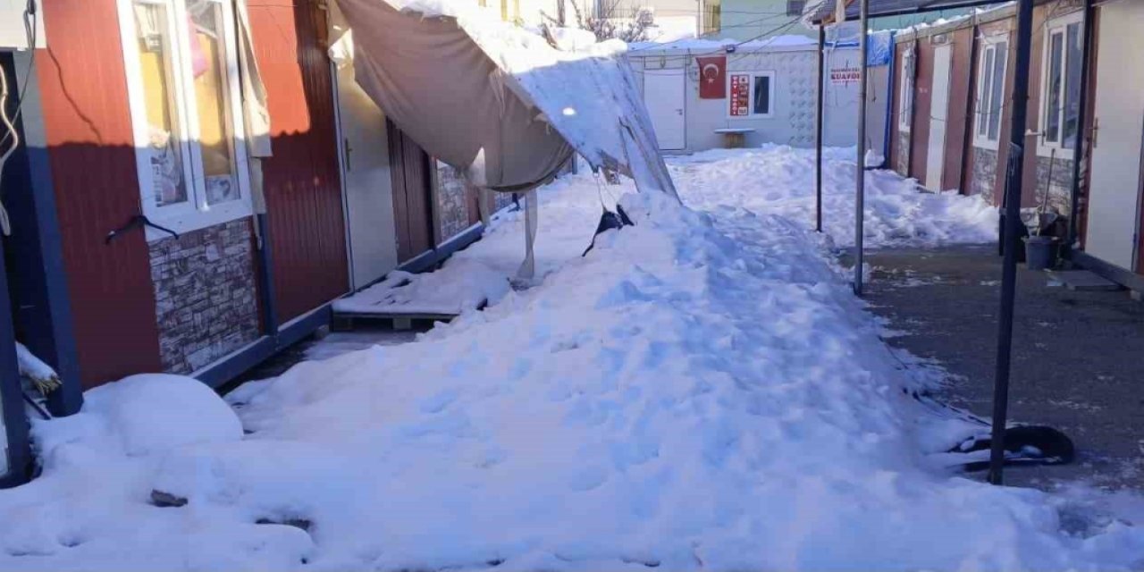 Gölgelikler Kar Ağırlığına Dayanamadı