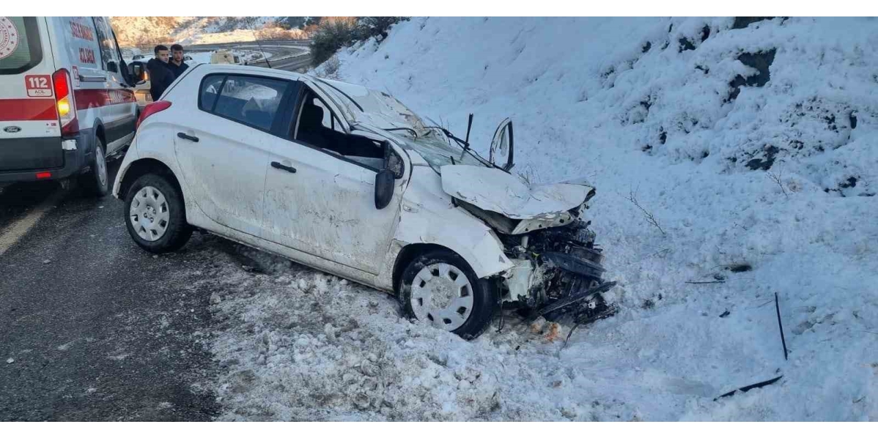 Kayan Otomobil, Yol Kenarındaki Araca Çarptı