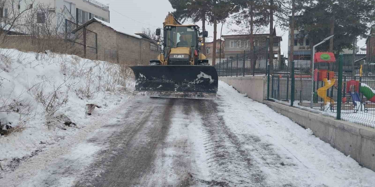 Battalgazi Belediyesi’nden Okul Bahçelerinde Kar Temizliği