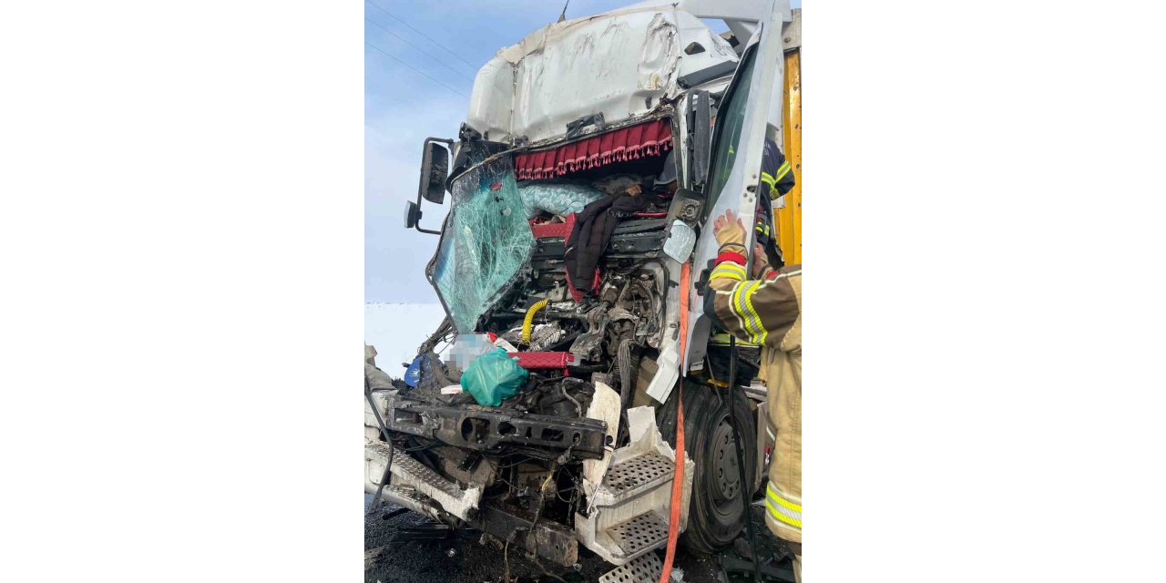 Seyir Halindeki Tır, Park Halindeki Tıra Çarptı: 1 Yaralı