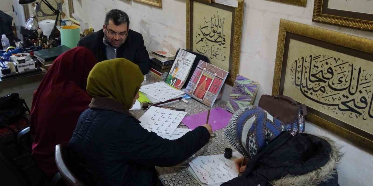 Hat Sanatçısı Yeni Öğrenciler Yetiştiriyor