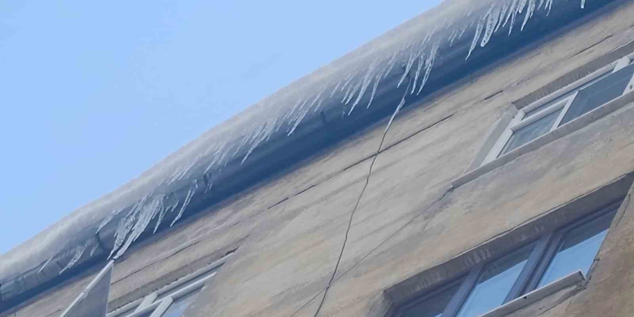 Binadan Sarkan Buzlar Tehlike Saçıyor