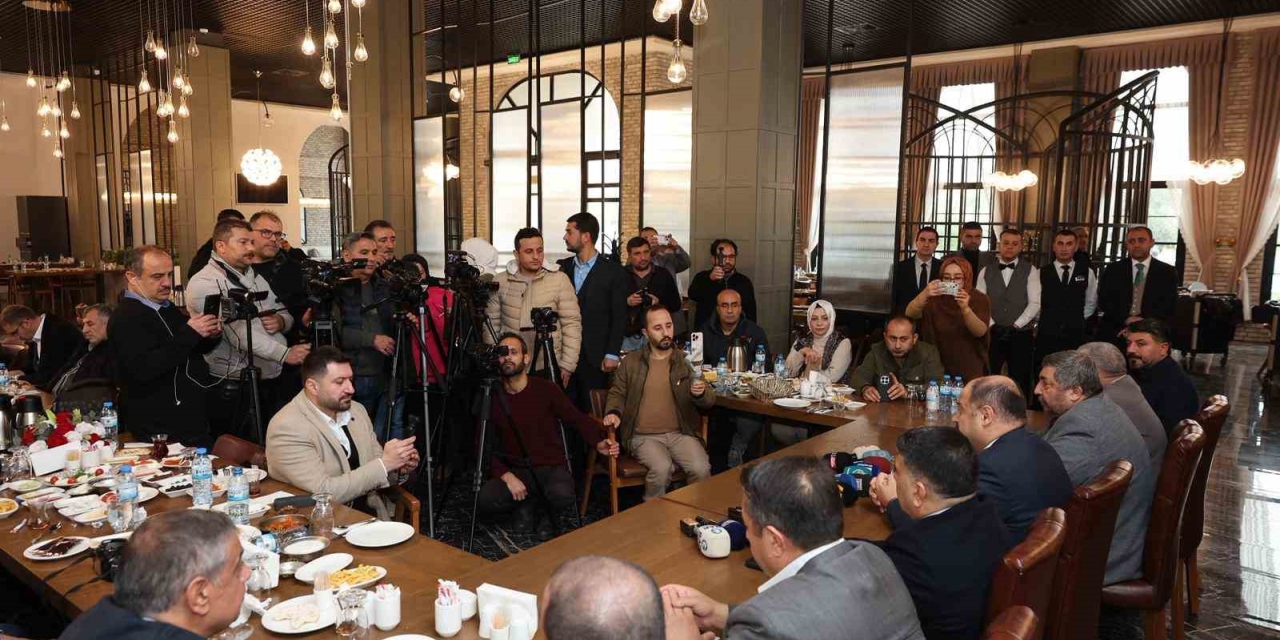 Büyükşehir Belediye Başkanı Gülpınar, Gazetecilerle Buluştu