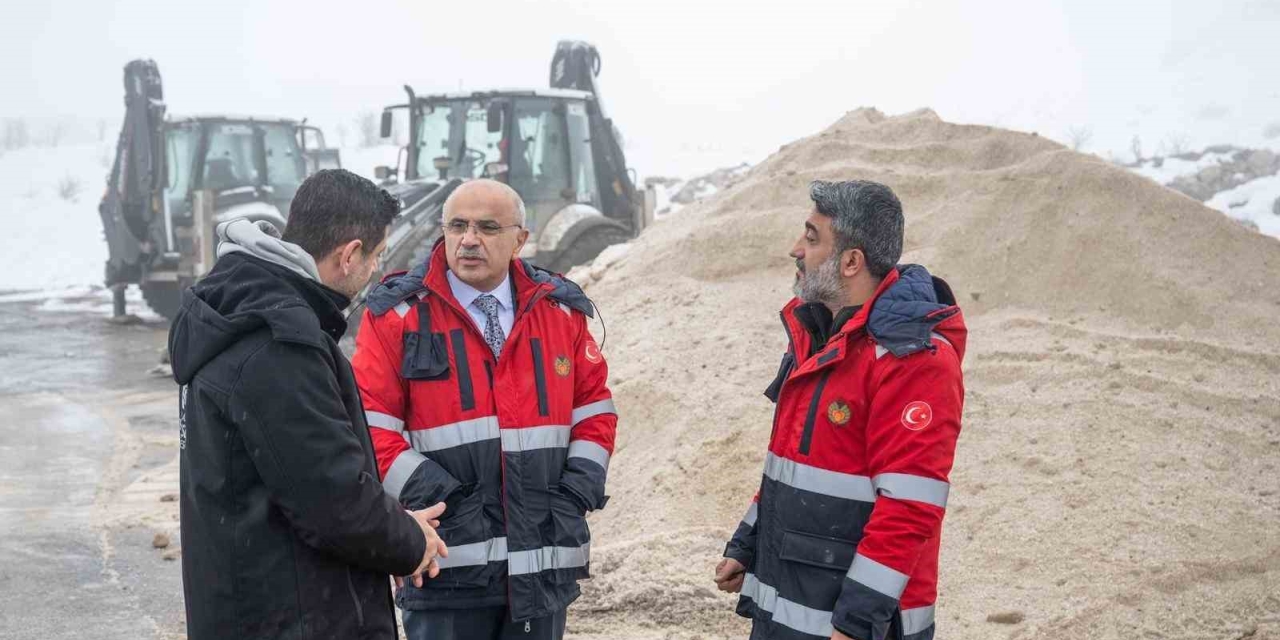 Büyükşehir Belediyesi Ekipleri Karla Mücadelede 7/24 Sahada