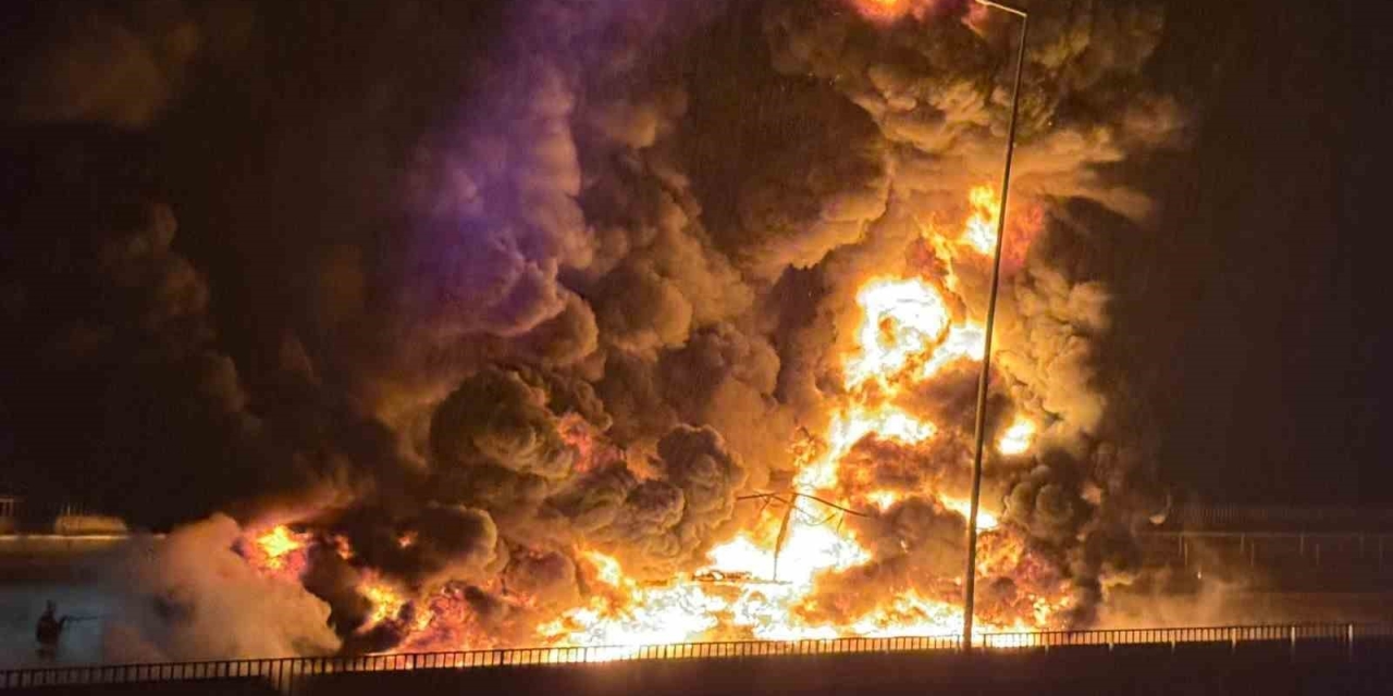 Tag Otoyolu’nda Bebek Bezi Yüklü Tır Alev Alev Yandı