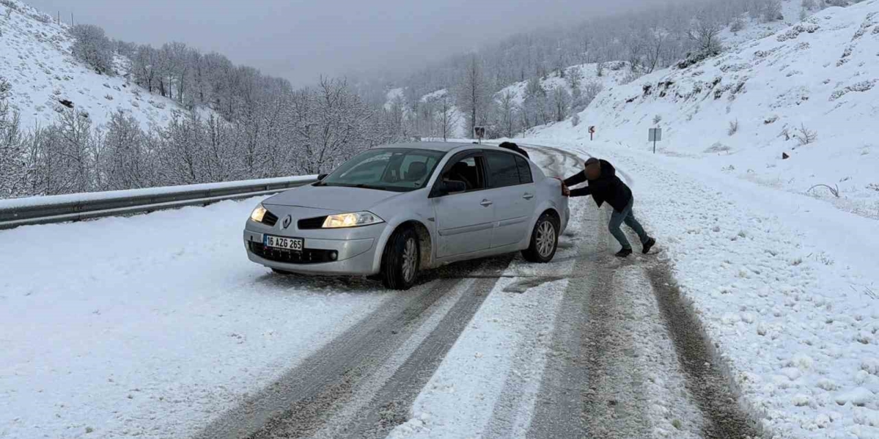 Karlı Yolda Birçok Araç Mahsur Kaldı