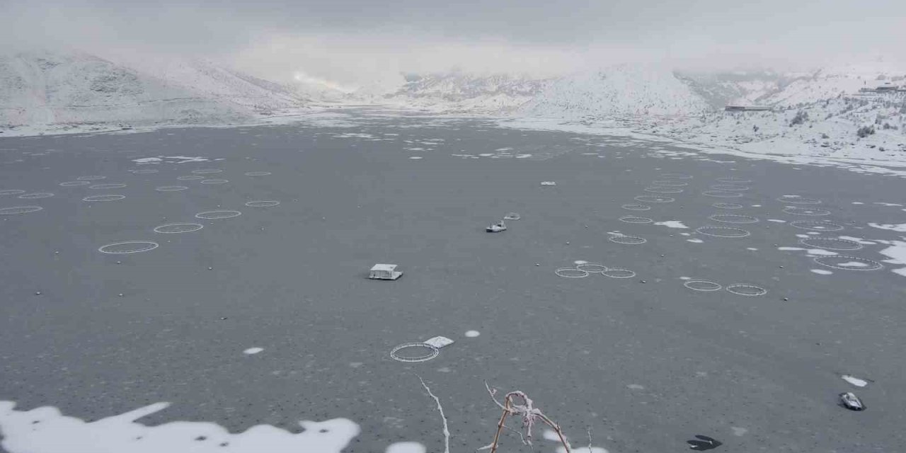 Adıyaman’da Çat Barajı’nın Yüzeyi Buz Tuttu